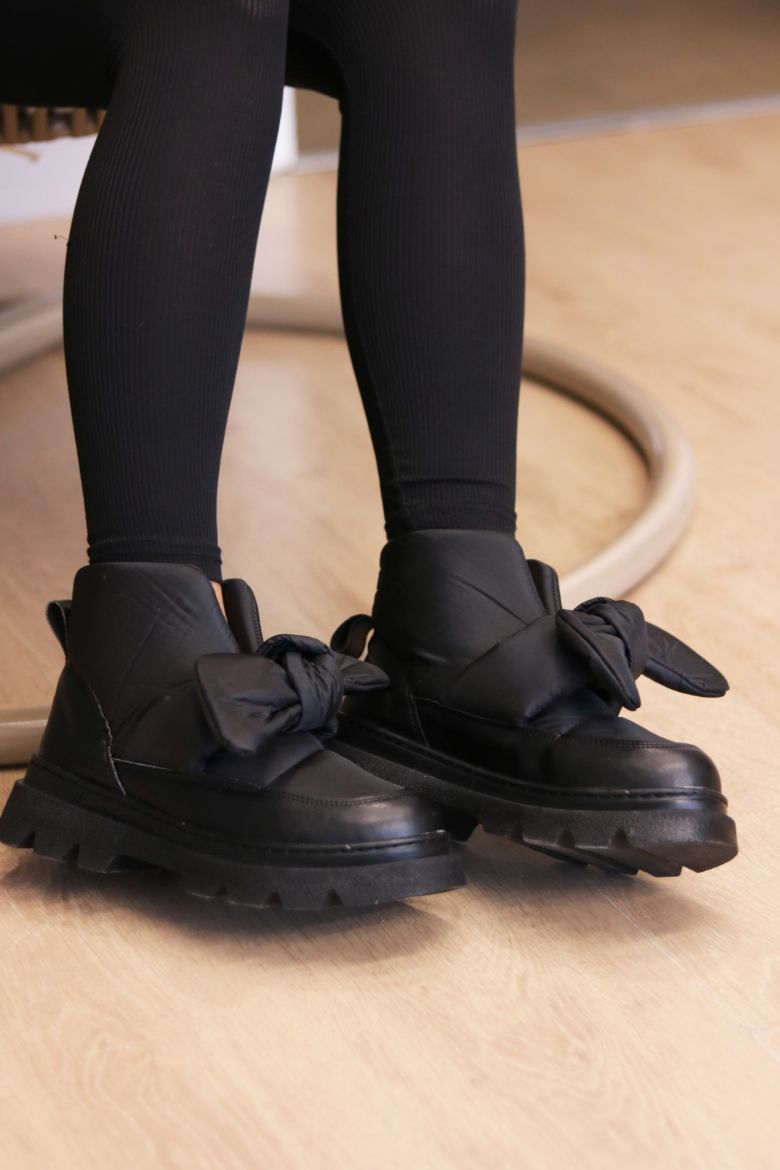 fiyonk-detayli-kalin-taban-kapitone-dalgic-kumas-kadin-bot-SİYAH-ST-KULAKLİ