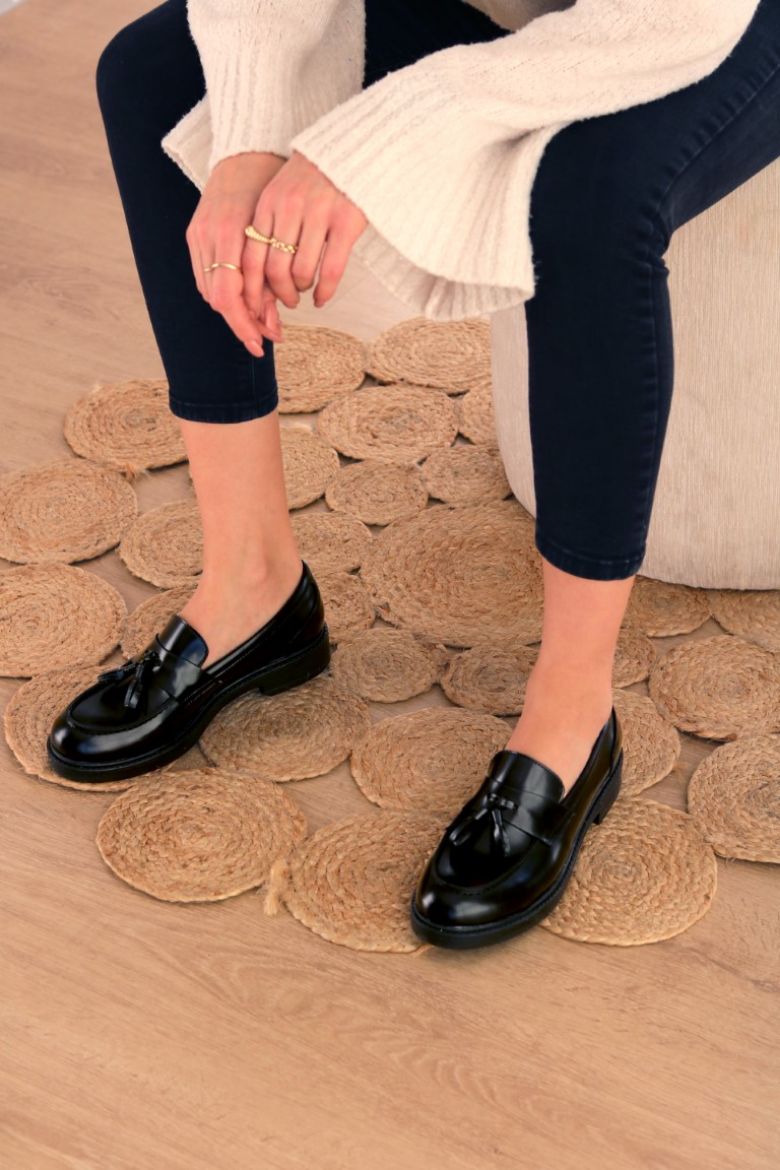 puskul-detayli-kalin-taban-hakiki-deri-kadin-loafer-SİYAH-5990