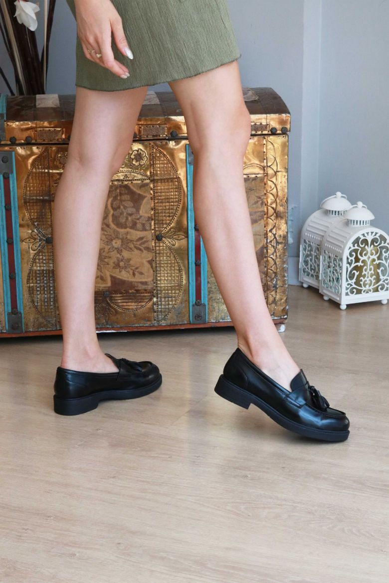 Püskül Detaylı Kalın Taban Kadın Loafer  SİYAH resmi