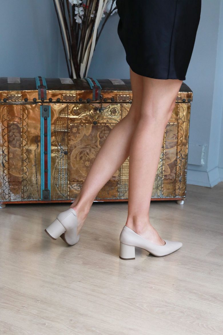 Sivri Burun Hakiki Deri Kısa Kalın Topuklu Kadın Stiletto  TEN  resmi