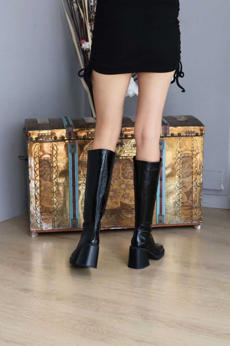 Fermuarlı Küt Burun Kırışık Rugan Hakiki Deri Kalın Topuklu Çizme  SİYAH resmi