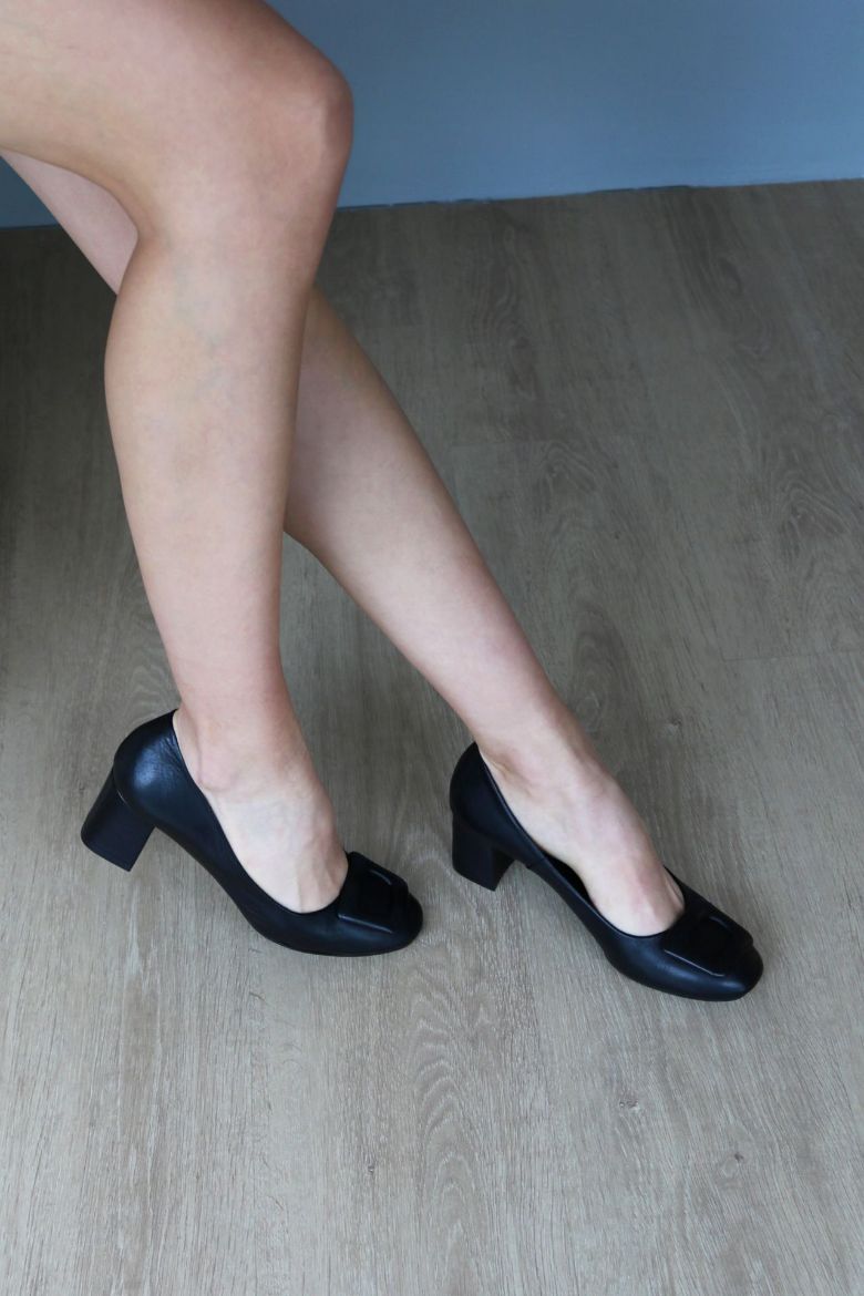 Hakiki Deri Toka Detaylı Küt Burun Topuklu  Ayakkabı  SİYAH resmi