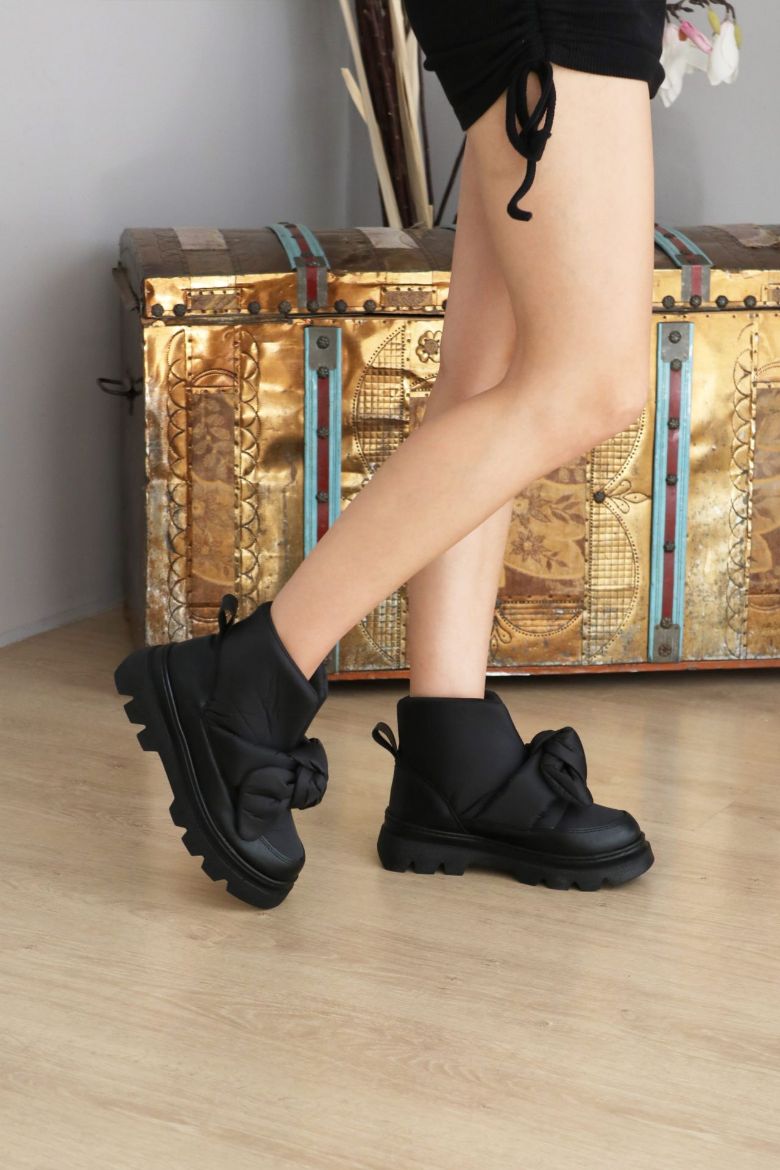 Fiyonk Detaylı Kalın Taban Kapitone Dalgıç Kumaş Kadın Bot  SİYAH resmi