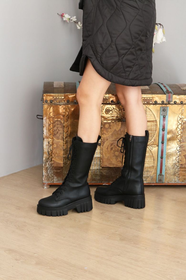 Bağcıklı Kalın Taban Diz Altı Kalın Topuklu Kadın Postal  SİYAH resmi