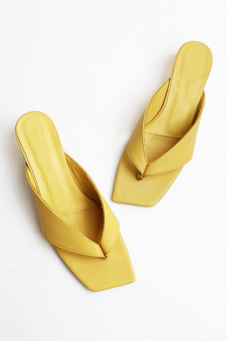 Kısa Topuk Küt Burun Hakiki Deri Terlik Kadeh Topuk  SARI resmi