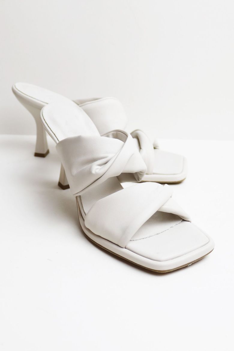 Bantlı Küt Burun Arkası Açık Kadeh Topuk Topuklu Ayakkabı  BEJ resmi