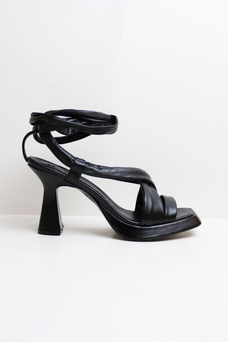 Ip Detaylı Küt Burun Hakiki Deri Çapraz Bantlı Kadeh Topuk Topuklu Ayakkabı  SİYAH resmi