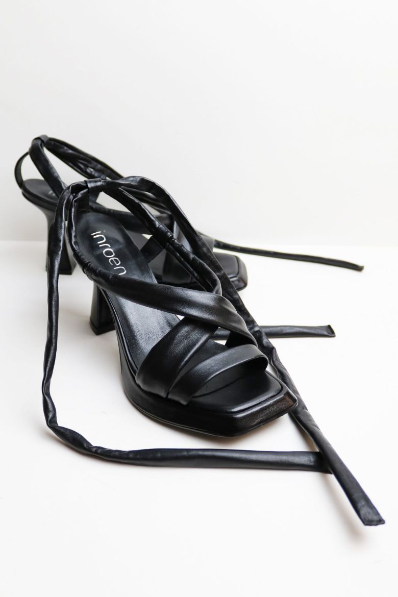 Ip Detaylı Küt Burun Hakiki Deri Çapraz Bantlı Kadeh Topuk Topuklu Ayakkabı  SİYAH resmi