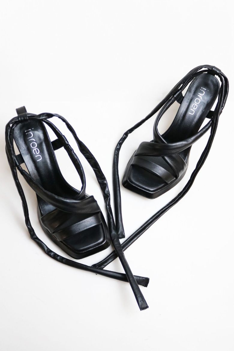 Ip Detaylı Küt Burun Hakiki Deri Çapraz Bantlı Kadeh Topuk Topuklu Ayakkabı  SİYAH resmi