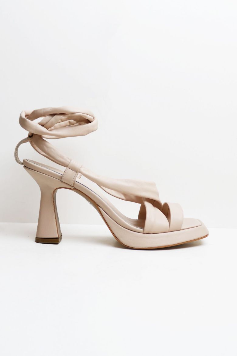 Ip Detaylı Küt Burun Hakiki Deri Çapraz Bantlı Kadeh Topuk Topuklu Ayakkabı  BEJ resmi