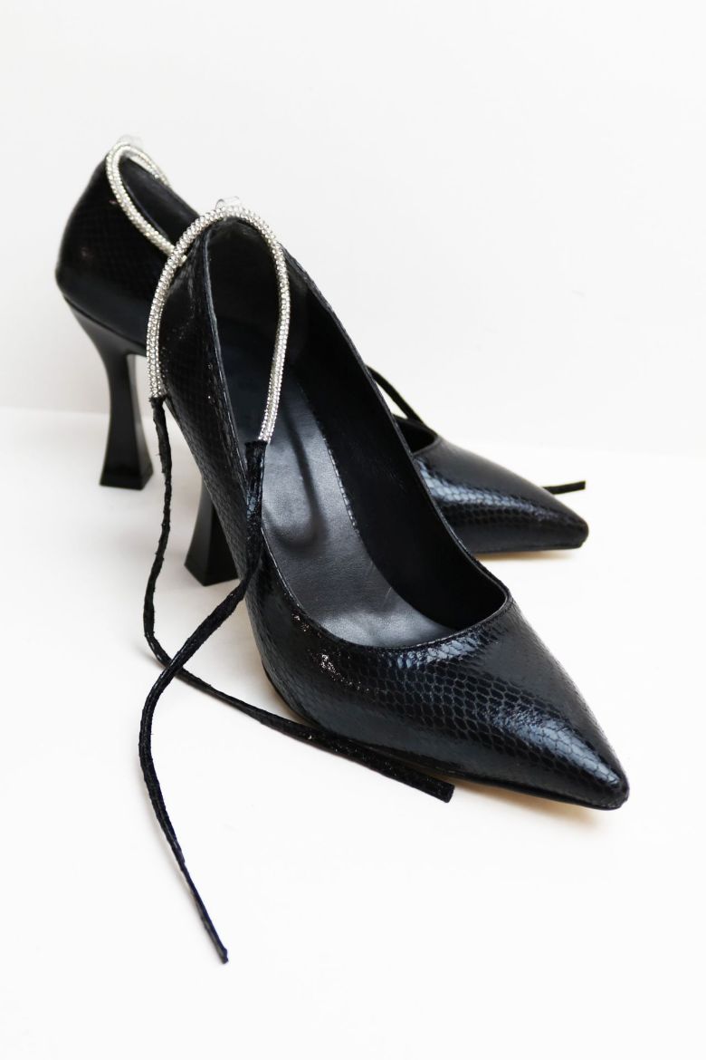 Bilekten Bağlı Sivri Burun Dokulu Taşlı Kadeh Topuk Stiletto  SİYAH resmi