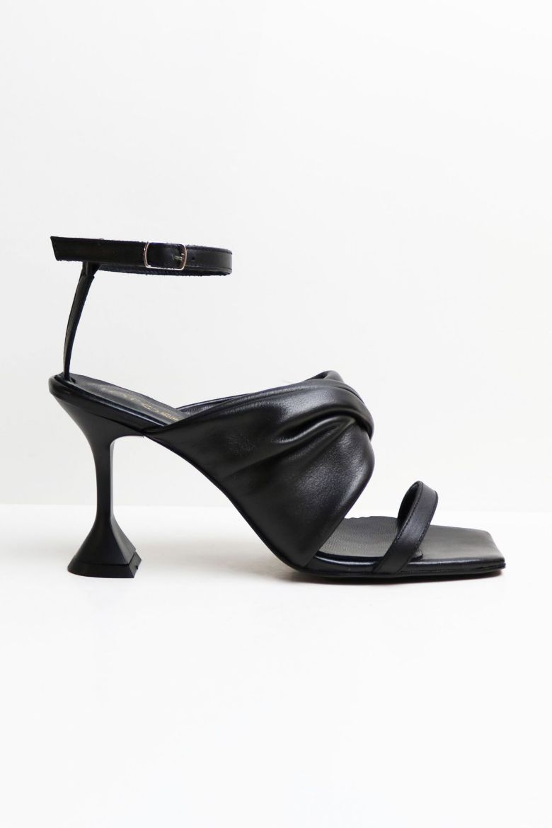 Bilekten Bağlı Hakiki Deri Bant Detaylı Kadeh Topuk Topuklu Ayakkabı  SİYAH resmi